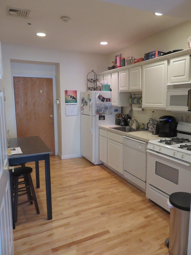 Building Photo - 464 Hanover St