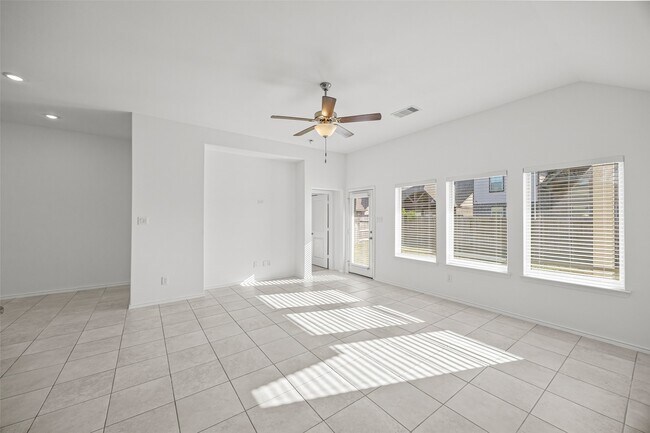 Foto del edificio - 1810 Winston Store Lp