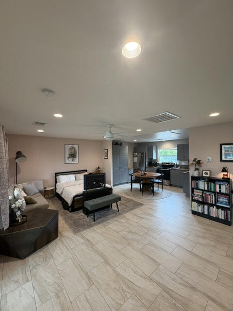 Building Photo - 1017 Arroues Dr