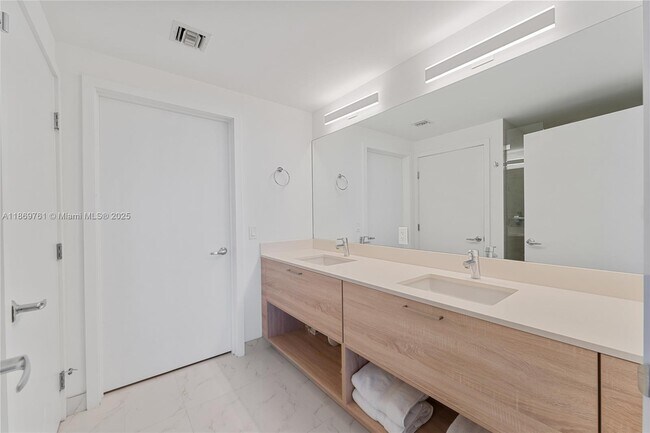 Foto del edificio - 16385 Biscayne Blvd
