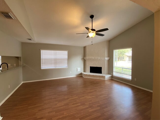 Foto del edificio - 1010 Western Hills Dr