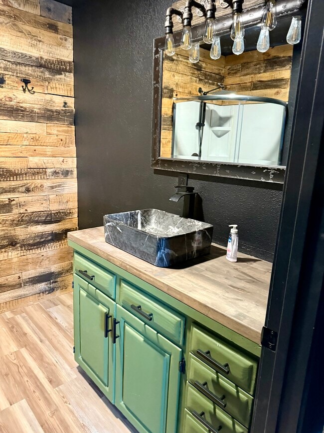 master bathroom - 370 E 1st N