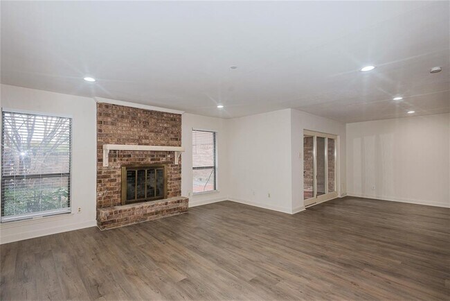 Building Photo - 3403 Courtyard Cir