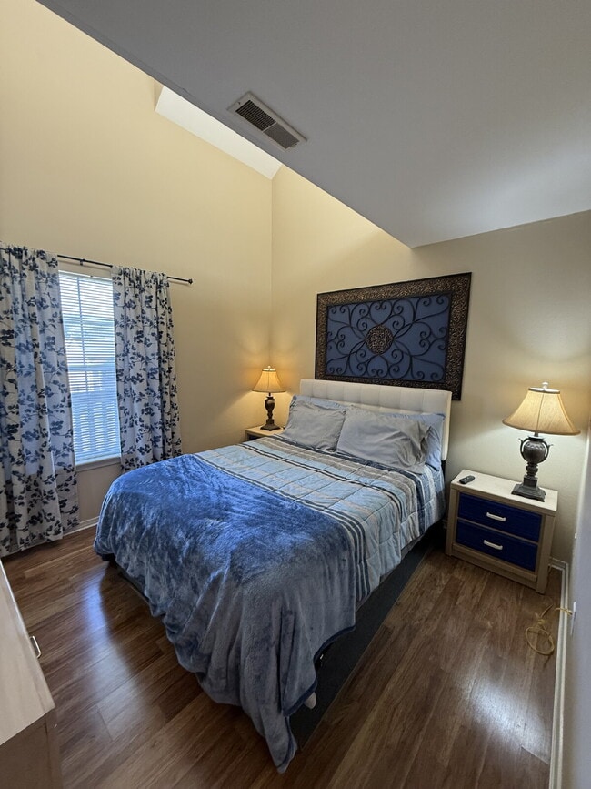 Building Photo - Penthouse Fully Furnished - Lakeview 2 Bed...