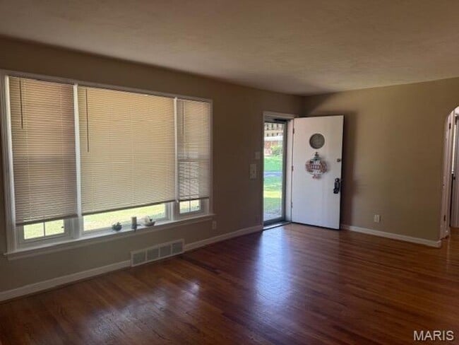 Building Photo - 1142 Bluegrass Dr