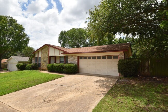 Building Photo - 3213 Meadow Wood Ln