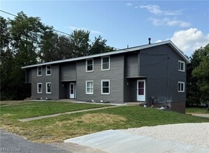 Building Photo - 344 Oak Manor St NE