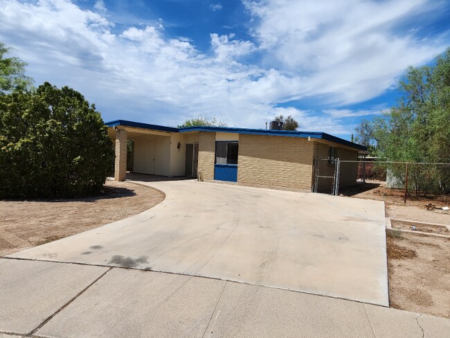 Building Photo - 6925 E Lurlene Dr