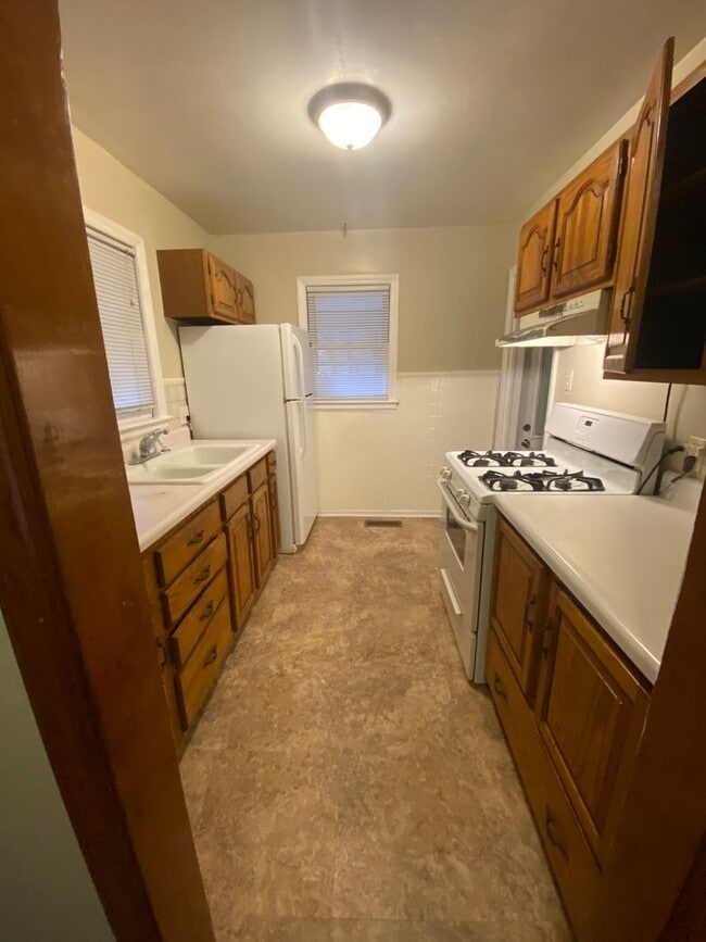 Building Photo - 3112 S Vermont Ave