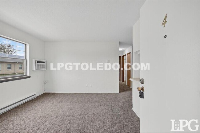 Building Photo - 1220 Bedford Woods Dr