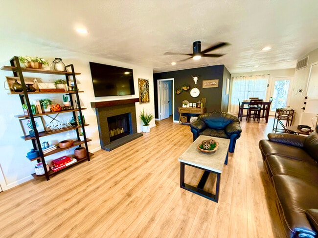 Building Photo - 508 Algerita Dr