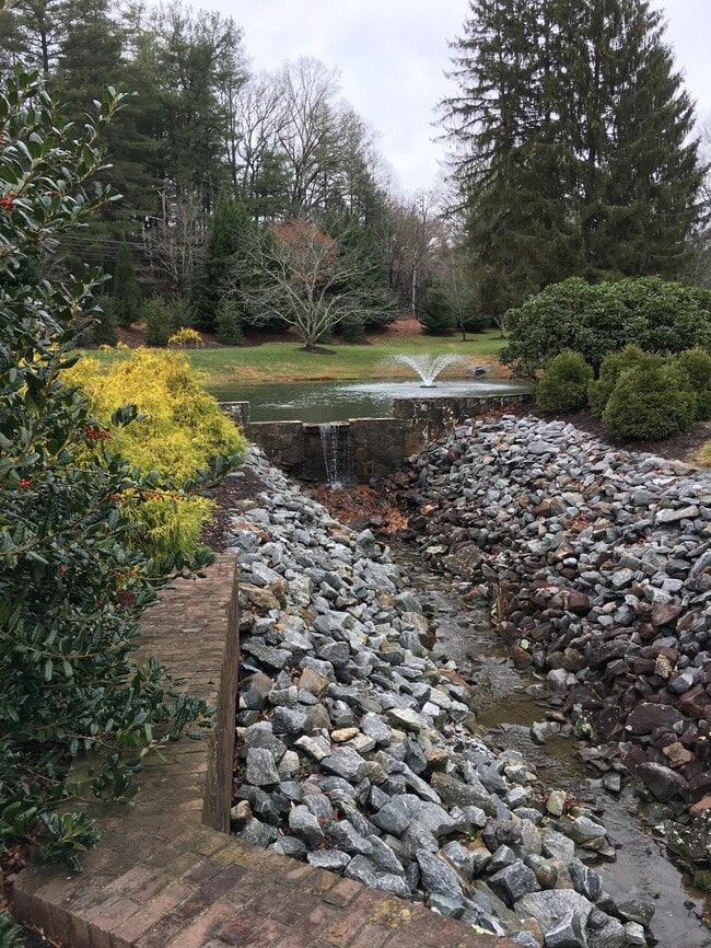 Foto del edificio - 125 Glenbrook Dr