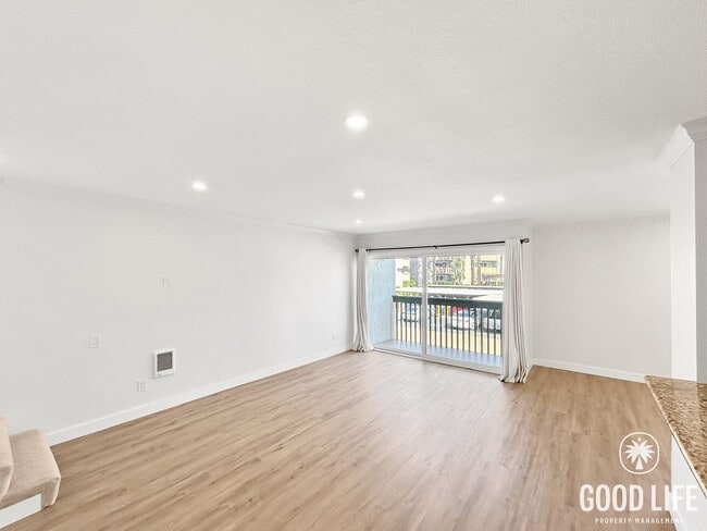 Building Photo - Beautifully Updated 2B 1.5BA Condo w/ Reserved Parking!