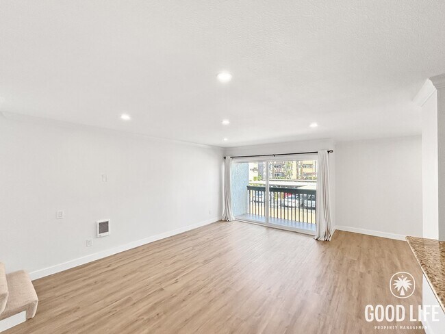 Foto del edificio - Beautifully Updated 2B 1.5BA Condo w/ Reserved Parking!