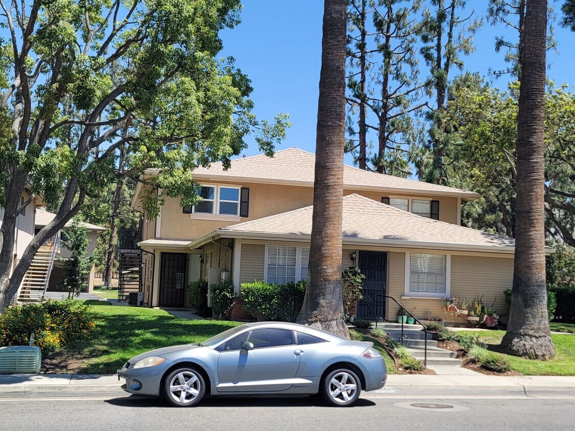 Primary Photo - Spacious 2 Bedroom Condo/ Nicely Renovated...