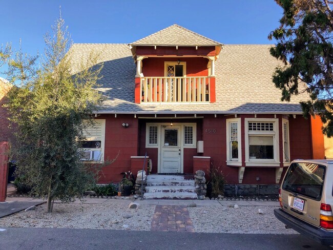 Frente de la casa - 4 apartamentos en total - 4510 N Figueroa St
