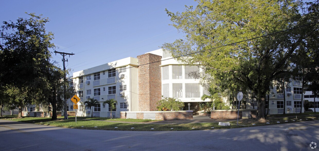 Foto del edificio - 6580 Santona St