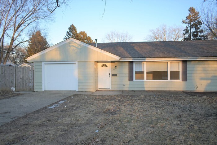 Foto principal - Spacious 3 Bedroom Ranch with Fenced Yard