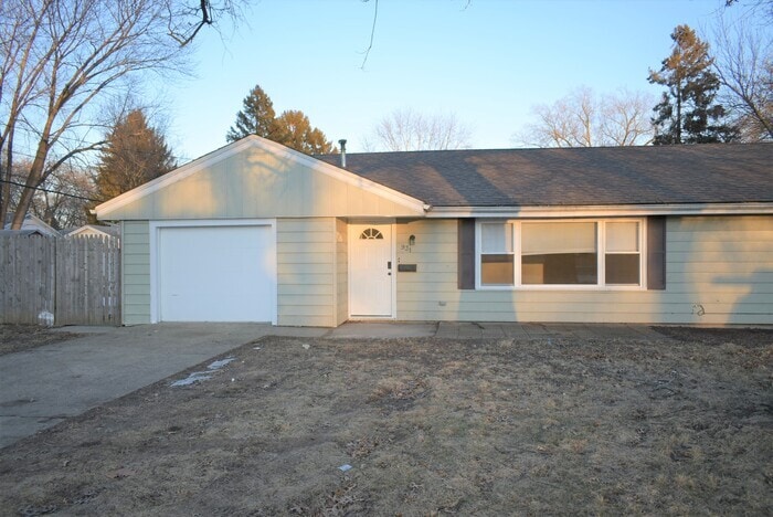 Primary Photo - Spacious 3 Bedroom Ranch with Fenced Yard