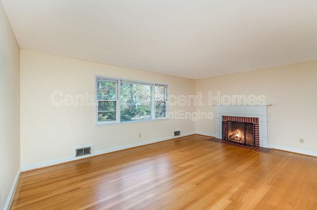 Building Photo - 5852 Lowell Ave