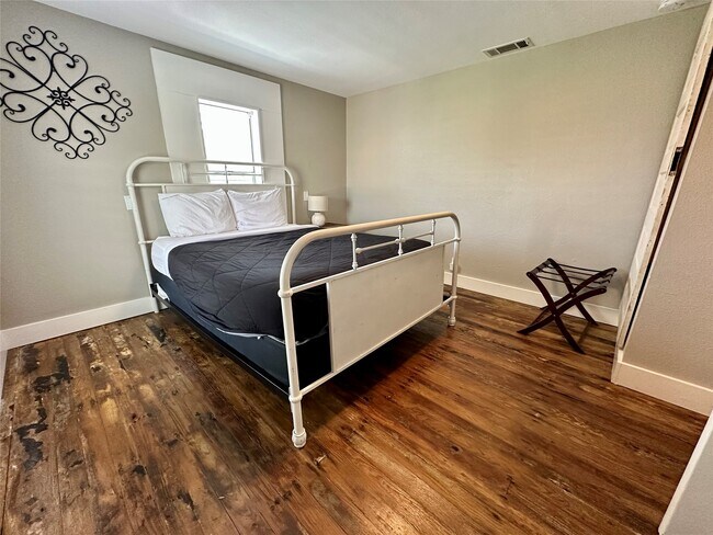 Building Photo - 4003 Panola Dr