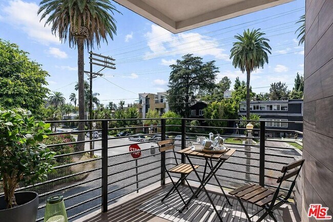Foto del edificio - 2120 Beachwood Dr