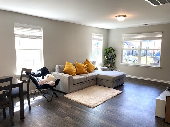 Foto del edificio - 119 Red Plum Ln