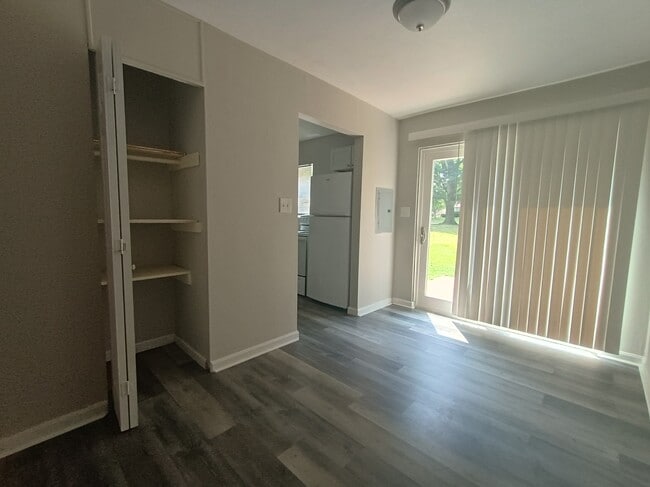 Building Photo - 1202 E Walford Dr