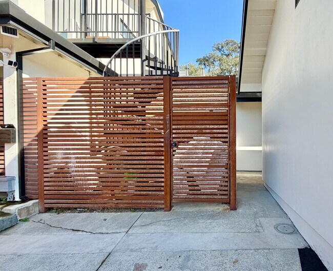 Building Photo - CLA1047