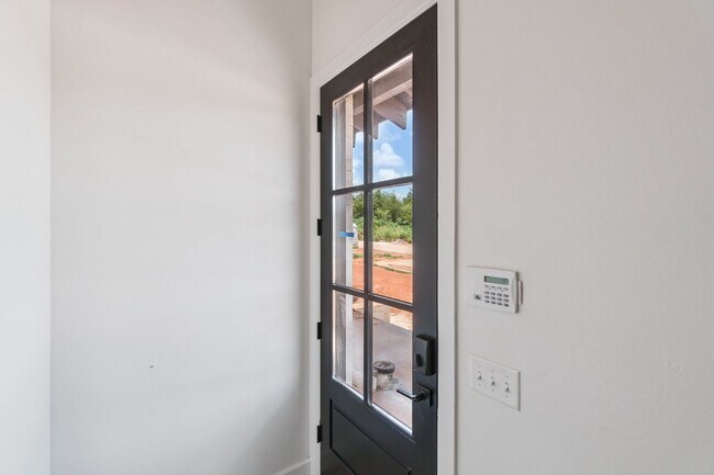 Foto del edificio - Bright. Clean. Calm. Your Elevated One-Bed...