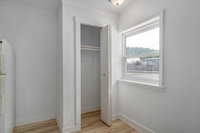 Building Photo - 21 Larue St