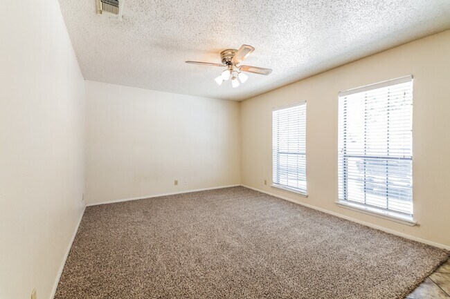 Building Photo - Charming 2BR/1BA Sherman Townhome with Private Fenced Backyard – Move-In Ready