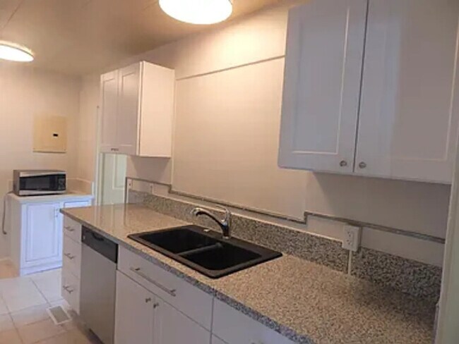 Foto del edificio - Bright 3-Bedroom Home Near UNR with Internet, Laundry and 3 Parking Spaces