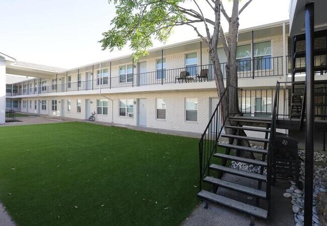 Foto del edificio - 3215 Crestview Dr