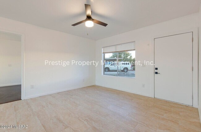 Foto del edificio - Look! This 3/2 Upgraded  East Side Charmer Is What You Have Been Looking For!