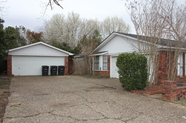 Building Photo - 800 Foxwood Dr