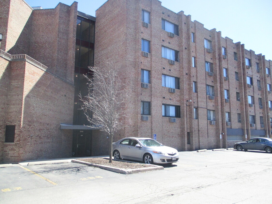 Foto principal - 5348 N Cumberland Ave