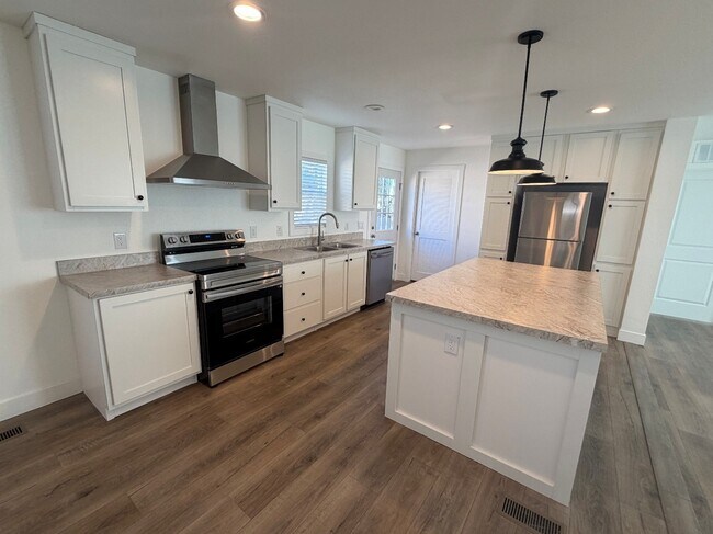 Building Photo - 501 E Ray Rd