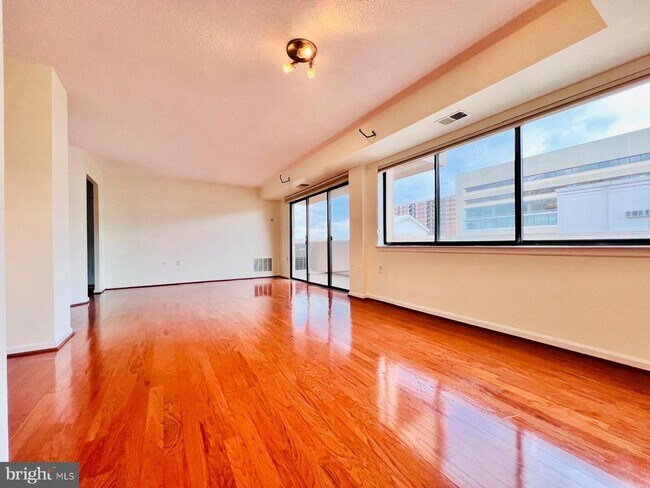 Foto del edificio - 1301 N Courthouse Rd