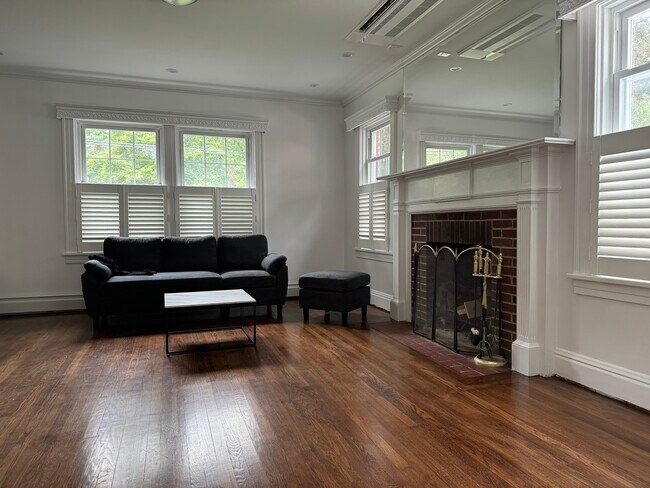Foto del edificio - 1542 Tibbits Ave