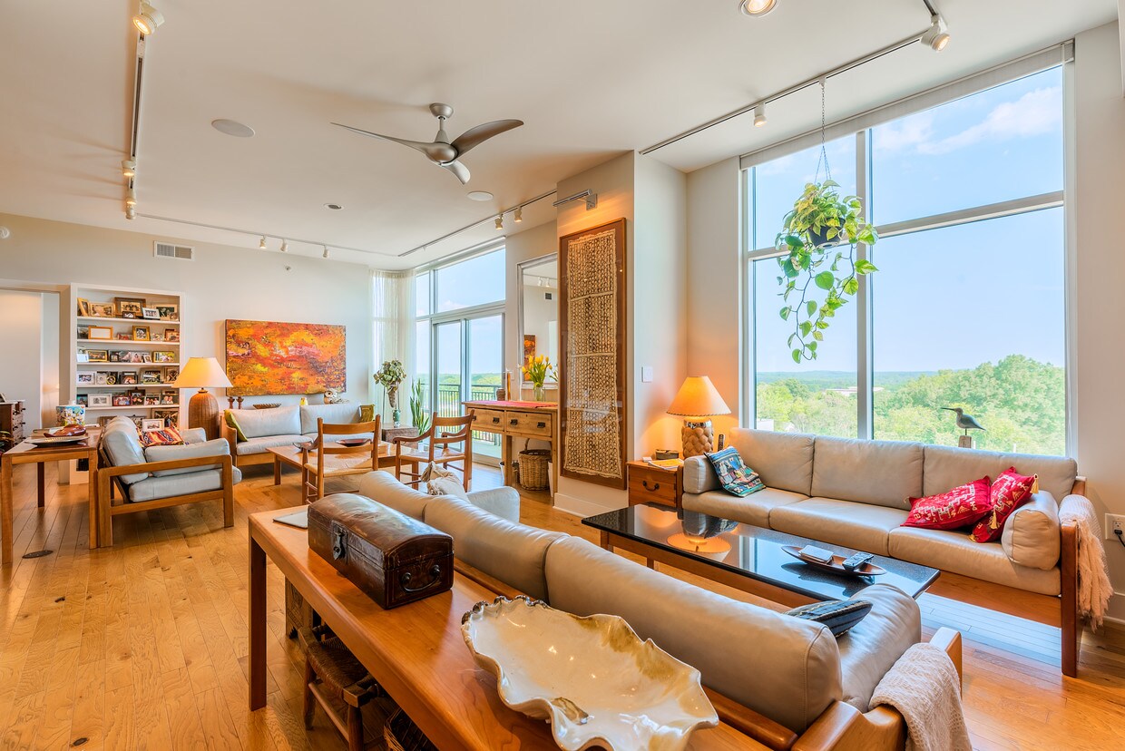 Dual seating areas with gorgeous view - 140 W Franklin St