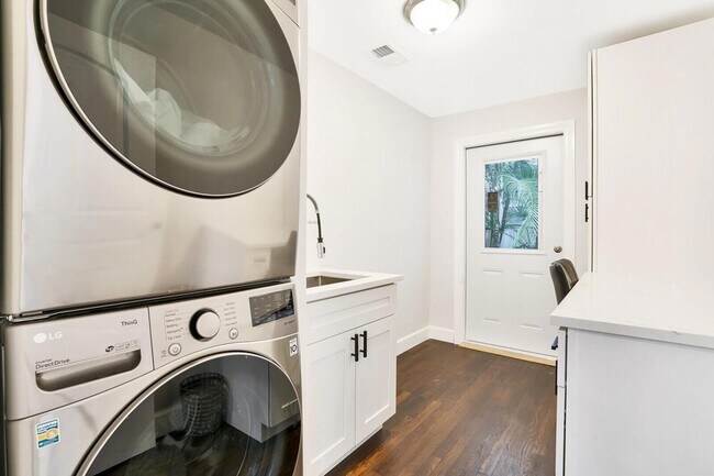 Building Photo - 413 36th St