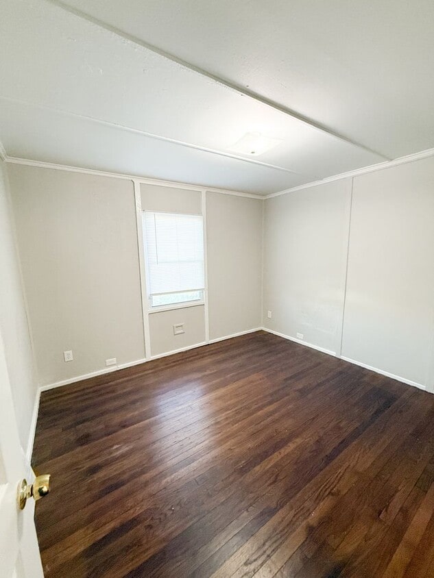 Building Photo - 2 Bed/1 Bath - Beautiful Hardwood Floors!