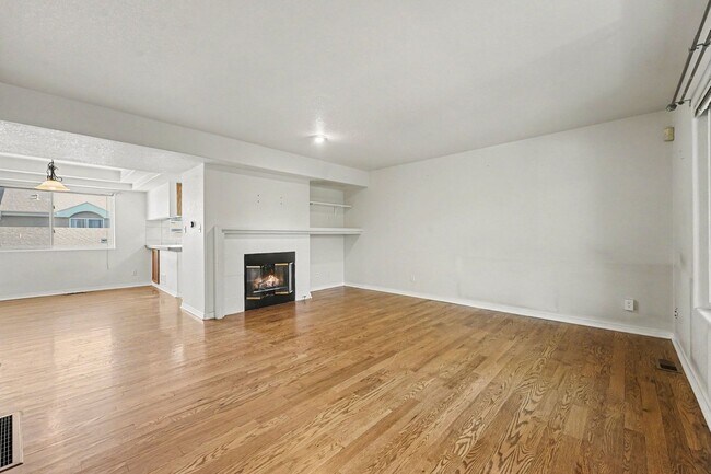 Foto del edificio - Beautiful 2BR Townhome in Gated Community with 2-Car Garage
