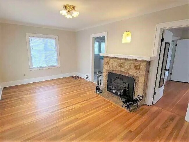 Sala de estar con piso de madera - 341 NW 74th St