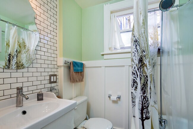 Foto del edificio - Your Homestead: An Early-Seattle Cottage, ...