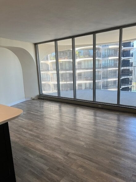 Foto del edificio - 300 N State St