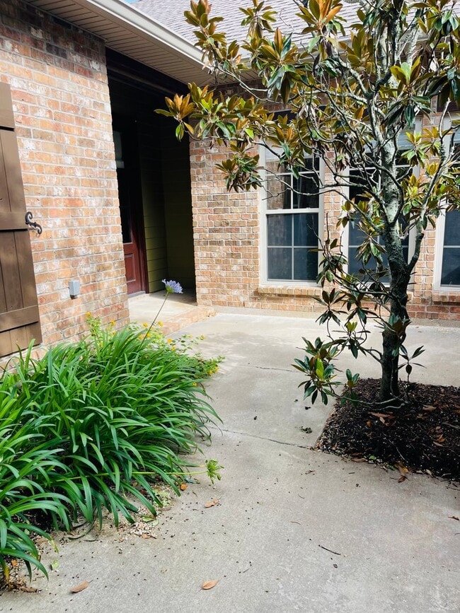 Building Photo - 3 Bedroom 2 Bath Home for Lease