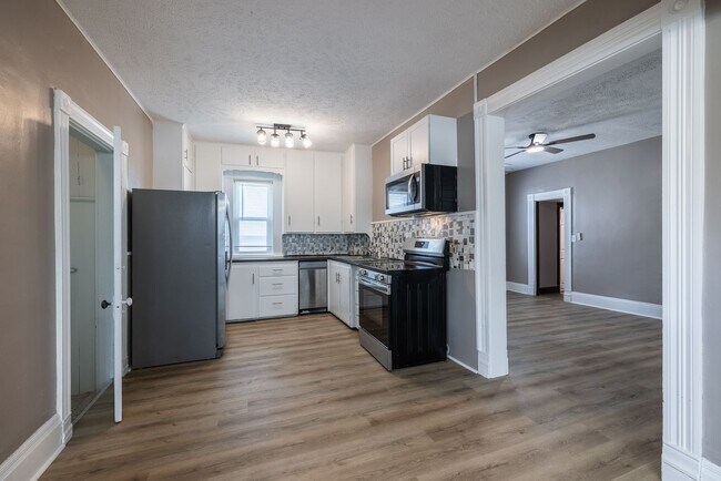 Foto del edificio - 5 Bedroom 2.5 Bath Midtown Home