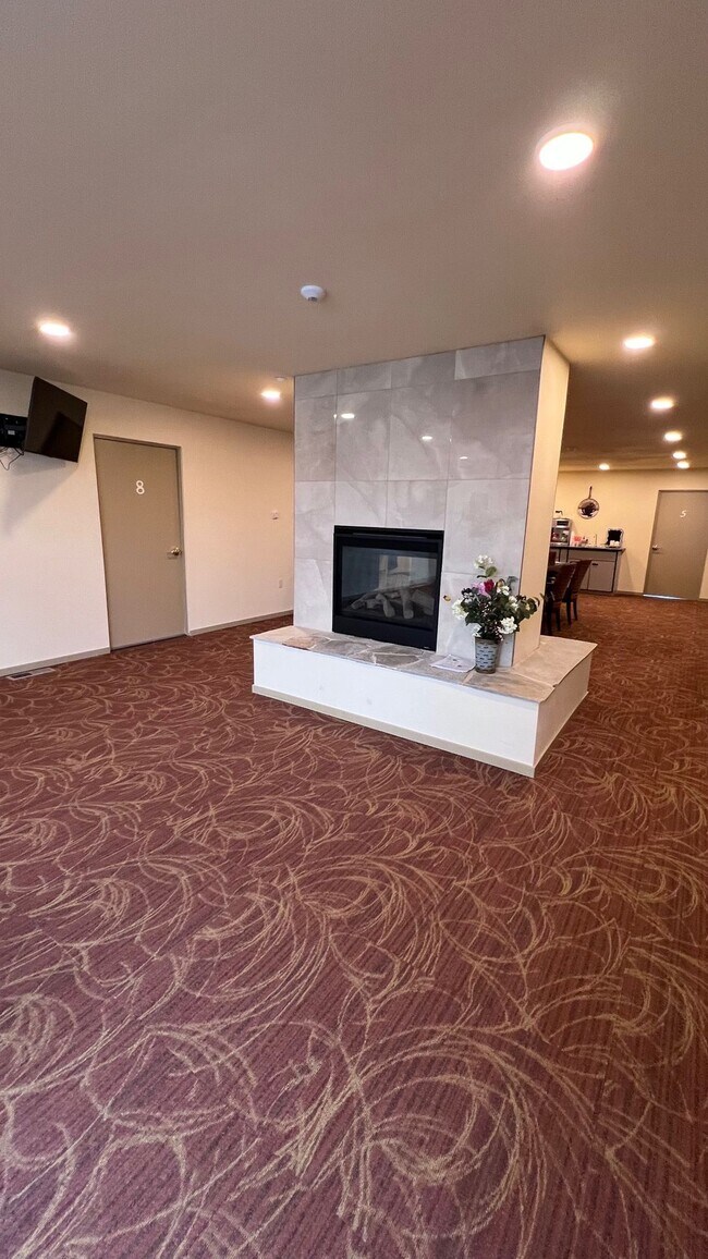 Building Photo - Half Off First Months Rent in Davenport!